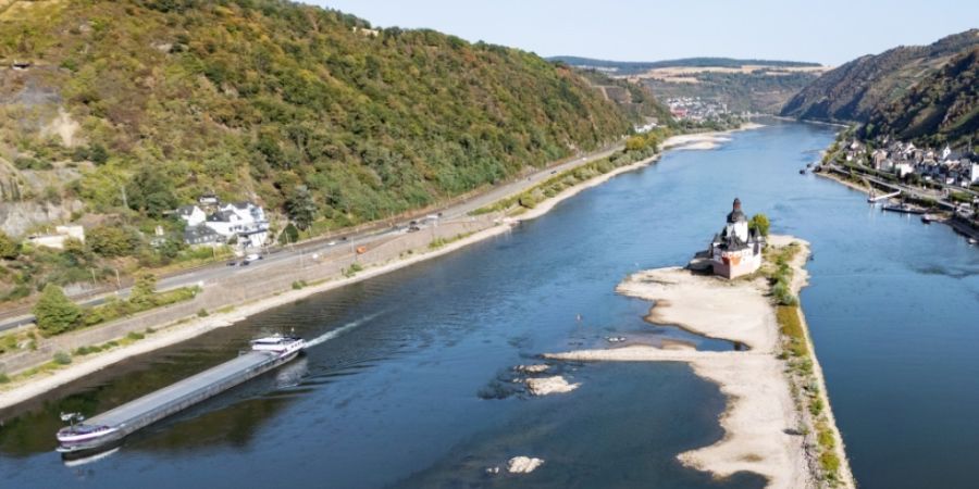 Trotz des extremen Niedrigwassers auf dem Rhein, hier bei Kaub in Rheinland-Pfalz, ist die deutsche Wirtschaft im Sommer gewachsen. (Archivbild)