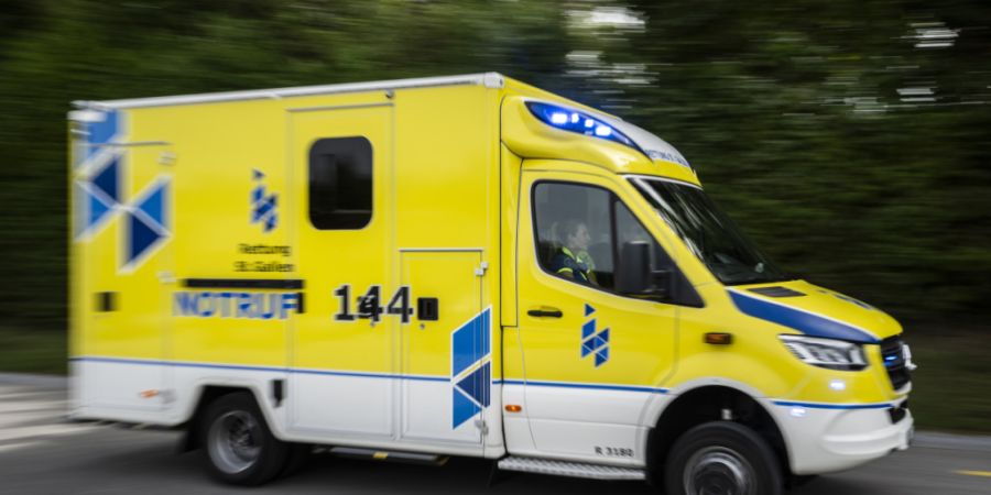 An die Unfallstelle in der Nähe von Gossau SG rückten zwei Rettungswagen aus. (Symbolbild)