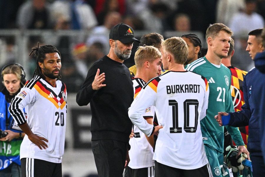 Aussprache nach dem Schlusspfiff: Klopp redet in Augsburg mit seinen Spielern, unter ihnen Jonathan Burkardt.