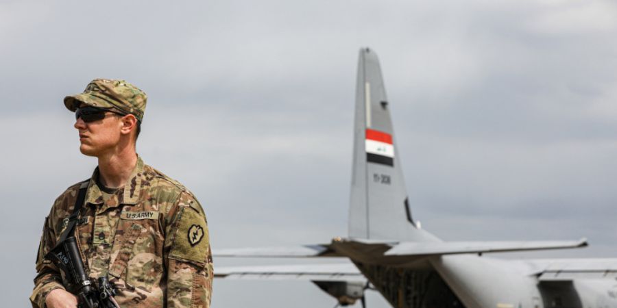 ARCHIV - Ein Soldat der US-Armee steht während der Abzugszeremonie der amerikanischen Streitkräfte aus dem Luftwaffenstützpunkt Qayyarah. Die Kontrolle über den Stützpunkt wurde of...