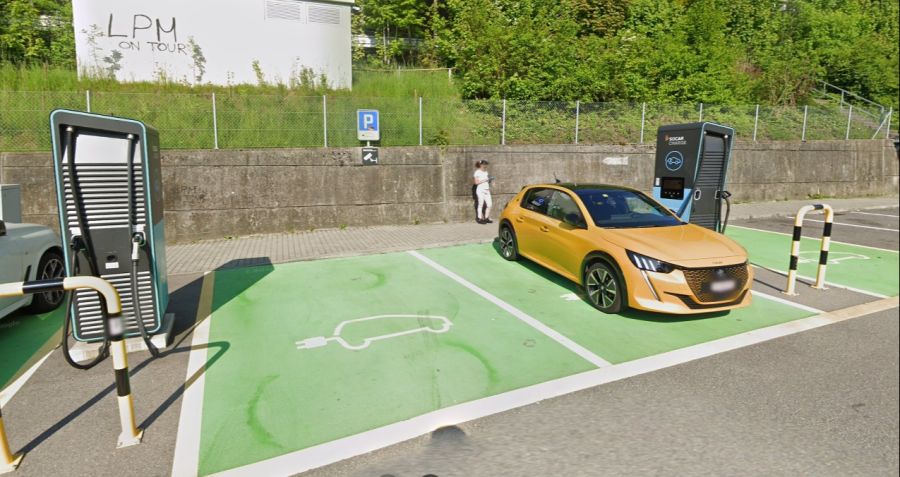 In der Realität gibt es jedoch lediglich eine E-Ladestation.