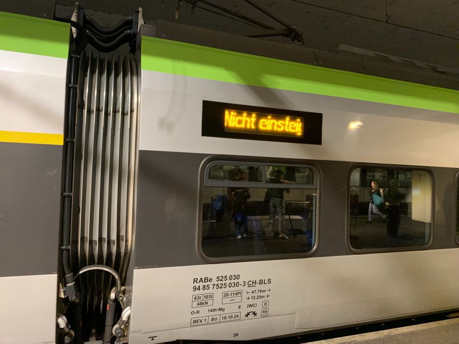 ... und an der Seite des Zuges «Nicht einsteigen».
