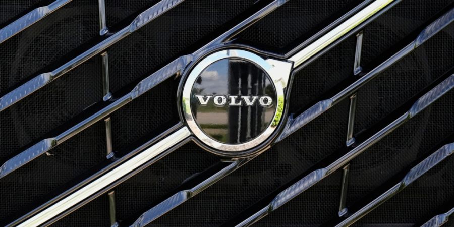 Der Autobauer Volvo will künftig wieder stärker auf Verbrenner setzen. (Archivbild)