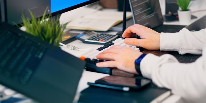 PC Hände Informatik Büro