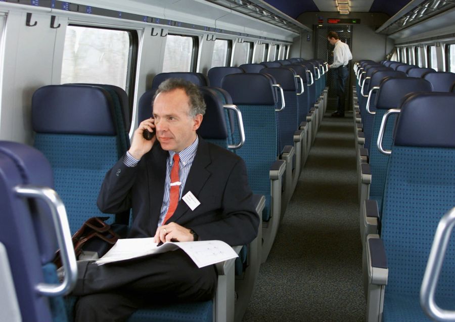 Die Seniorin hatte ihn zuvor gebeten, leiser zu telefonieren. (Symbolbild)