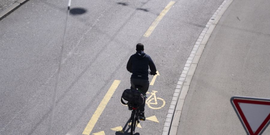 Die Stadt Biel will die Mettstrasse für Velofahrende sicherer machen. Hierfür müssen Parkplätze weichen. (Symbolbild)