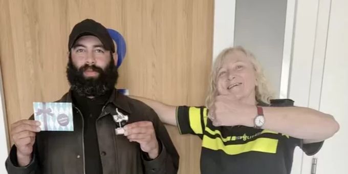 Zunächst erhielt Hadjer Al-Ali (l.) einen Gutschein und einen Preis. Dann folgten Zehntausende von Euro. Euro Obdachloser Polizei Amsterdam