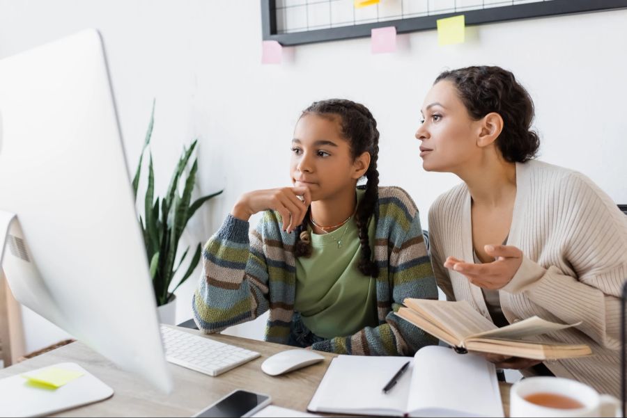 Mutter, Tochter vor PC