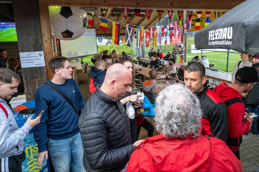 Publikum im Club-Beizli am Benefizspiel zwischen dem FC Shoppy und dem FC Schönbühl.