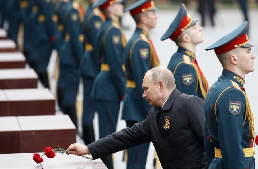 Bei kaltem Wetter um die null Grad und leichtem Schneefall war auf dem Roten Platz auch Wladimir Putin anwesend, um dem Sieg im «Grossen Vaterländischen Krieg» zu gedenken. (Archivbild)