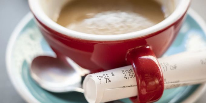 Die Preise für Kaffeebohnen sind zuletzt gestiegen, das könnte sich auch auf die Preise für ein Kaffee Crème auswirken. Kaffee Preise