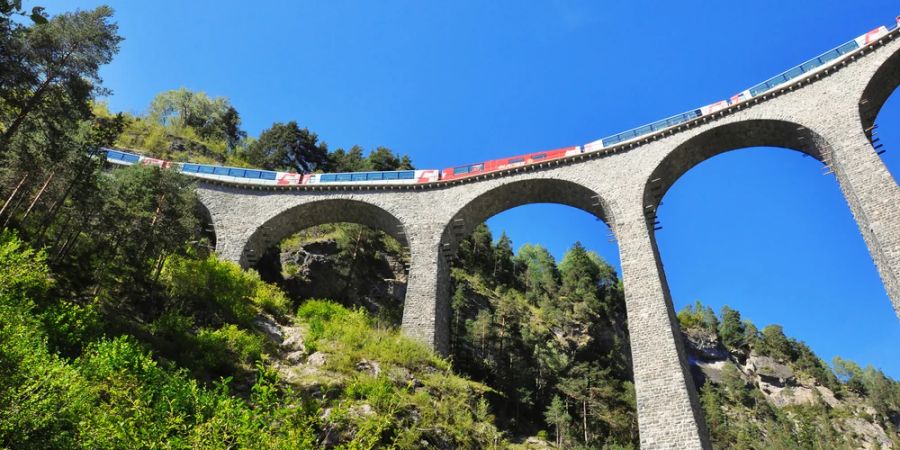 Viadukt Glacier Express Zug Berge Landschaft