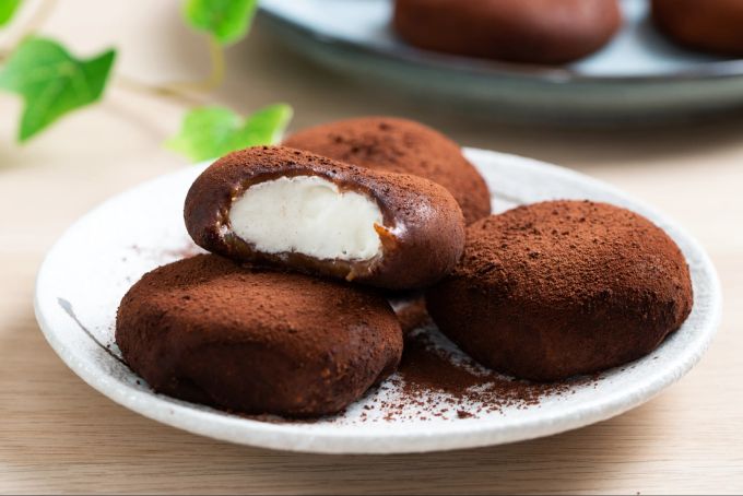 Mochi mit Schokolade bestäubt oder gefüllt werden immer beliebter. Schokolade