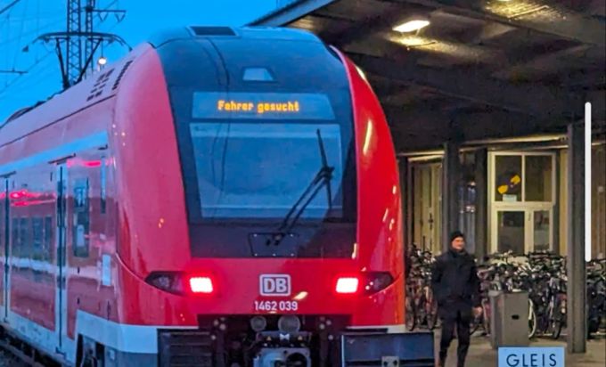 Zuganzeige «Fahrer gesucht»