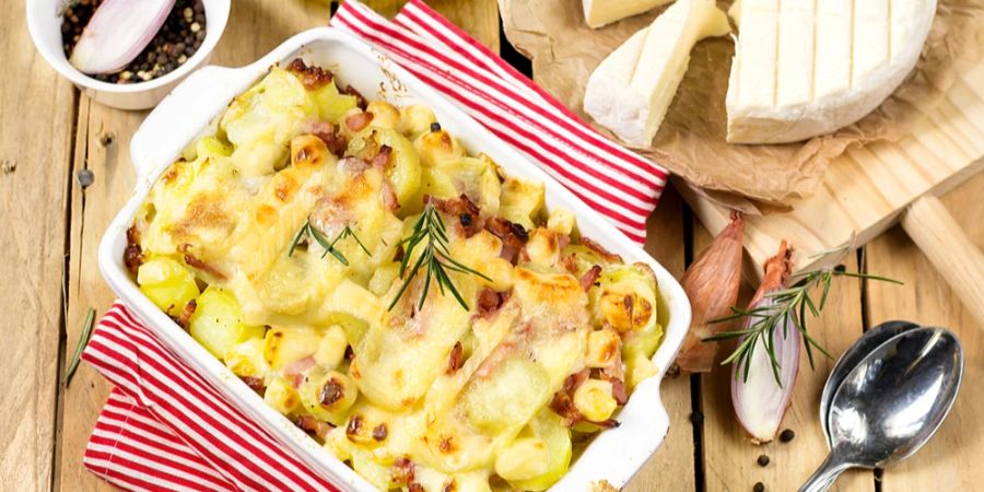 Tartiflette Auflauf Besteck Holztisch