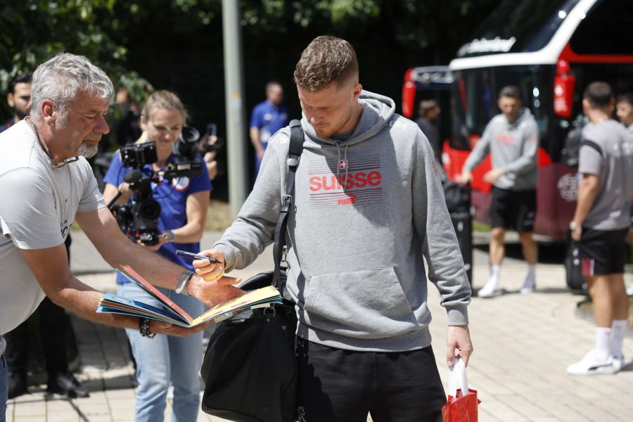 Die Nati-Stars wie Nico Elvedi geben bei der Ankunft fleissig Autogramme.