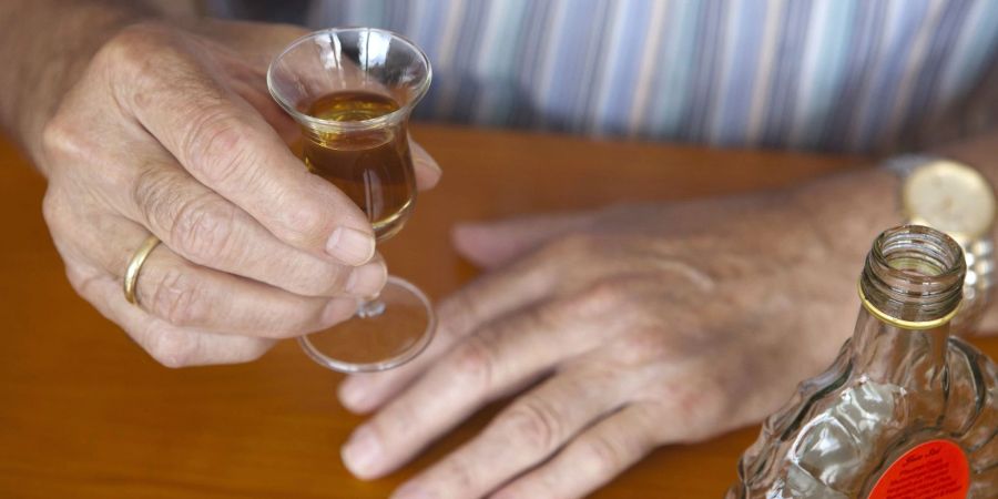 Auch im Alter kann Alkoholabhängigkeit ein Problem werden. Besonders wer aus emotionalen Gründen trinkt, sollte aufpassen.