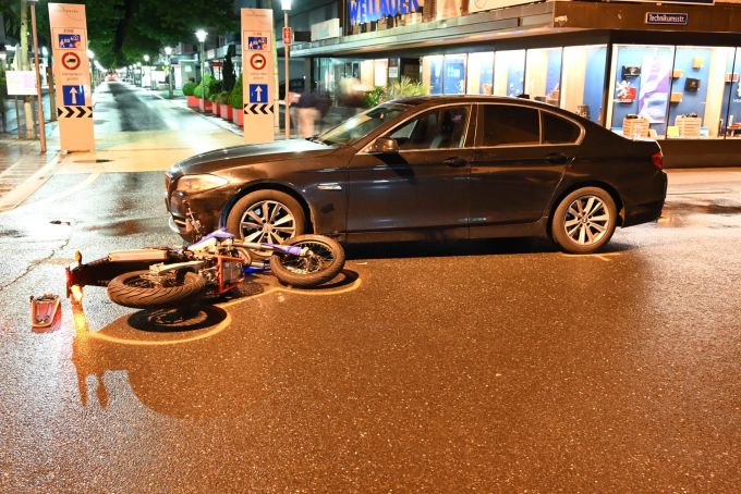 Der Motorradfahrer wurde leicht verletzt. Kollision in Buchs