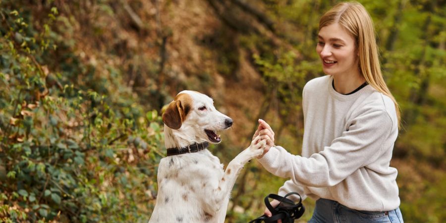 Frau mit Hund im Wald