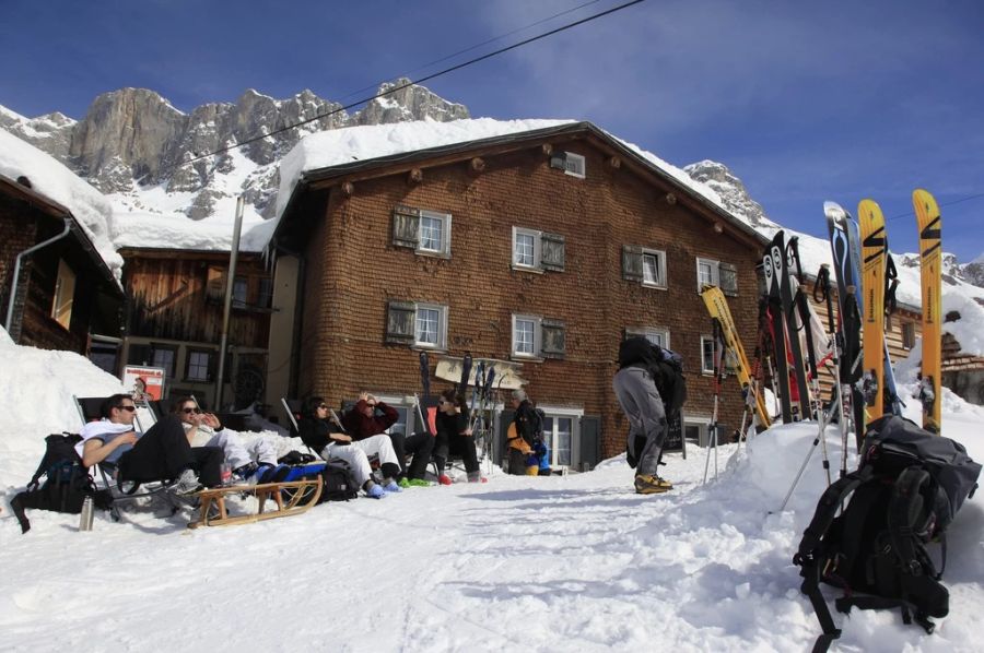 In Berghäusern wie der Sulzfluh in Graubünden ist es ganz normal, sich einen Tisch mit Fremden zu teilen.