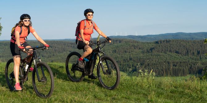 Frau mit E-Bike, Natur