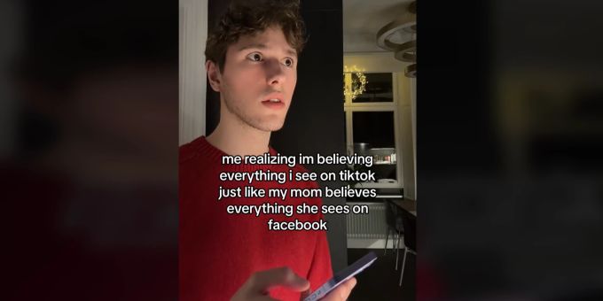 Dieser junge Mann «realisiert» gerade, dass er genau wie seine Mutter bei Facebook alles glaubt, was er auf Tiktok sieht. Generation