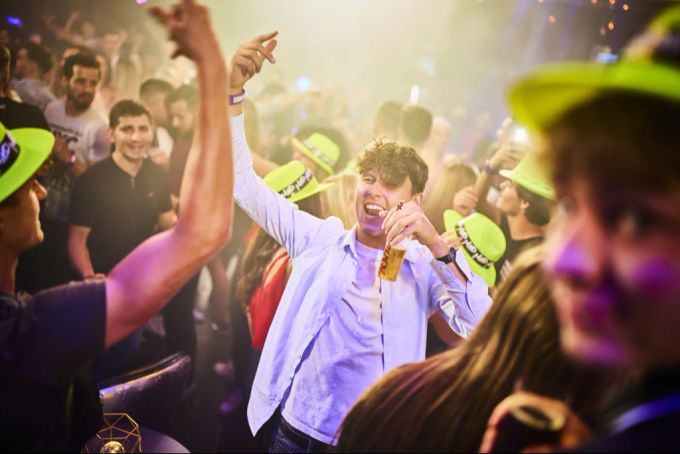 Im Club besser nicht einschlafen, rät der HNO-Arzt. Club