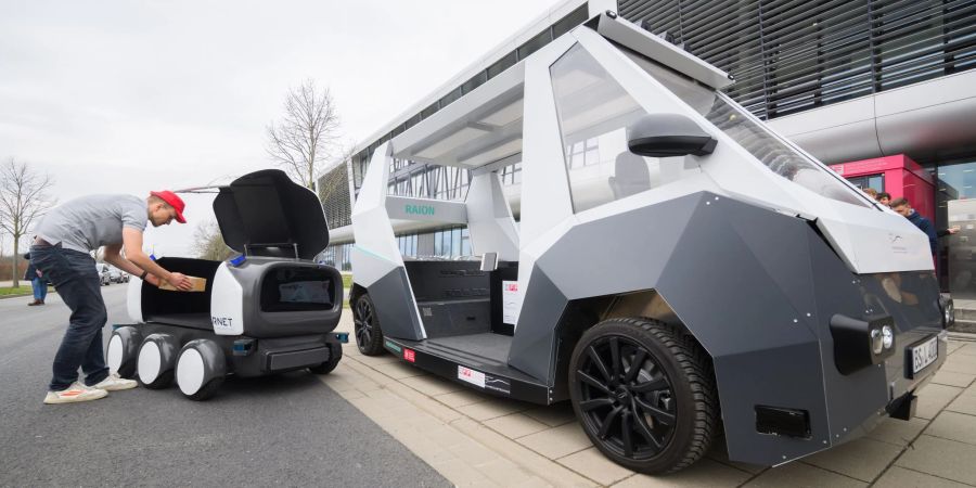 An der TU Braunschweig wurden Zustellroboter vorgestellt: Das grössere Fahrzeug ist ein mobiles Logistikzentrum und das kleinere das Zustellfahrzeug.