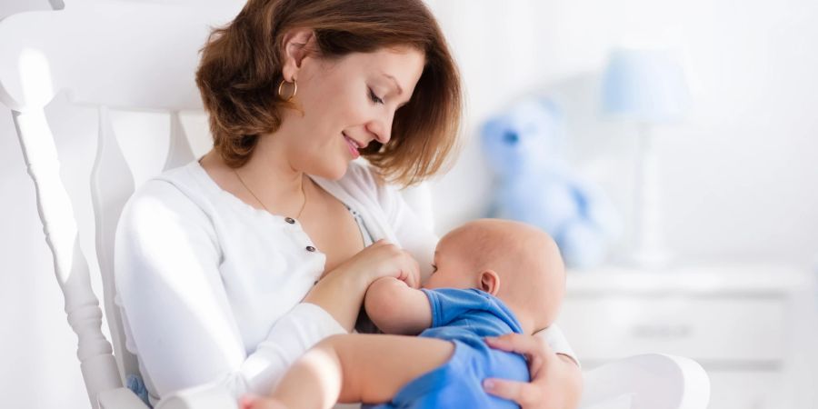 Die eckigen Kanten eines Natalzahns können das Stillen für Mutter und Kind schnell unangenehm machen.
