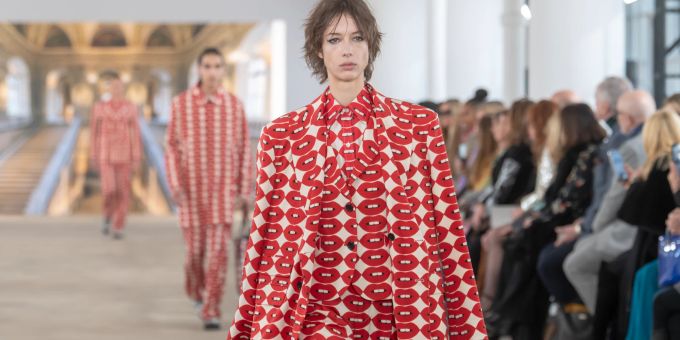 Auch in New York wurden Looks im 60er-Jahre-Stil gezeigt. Hier bei Libertine. Model in Mantel mit Lippen.