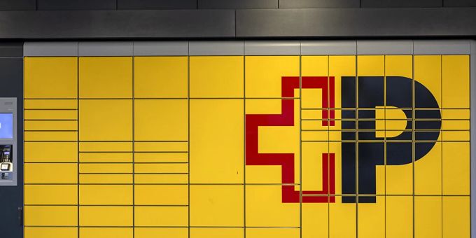 Paketstation in Bern: 2023 bleibt für die Post ein finanziell anspruchsvolles Jahr. (Archivbild) Paketstation in Bern