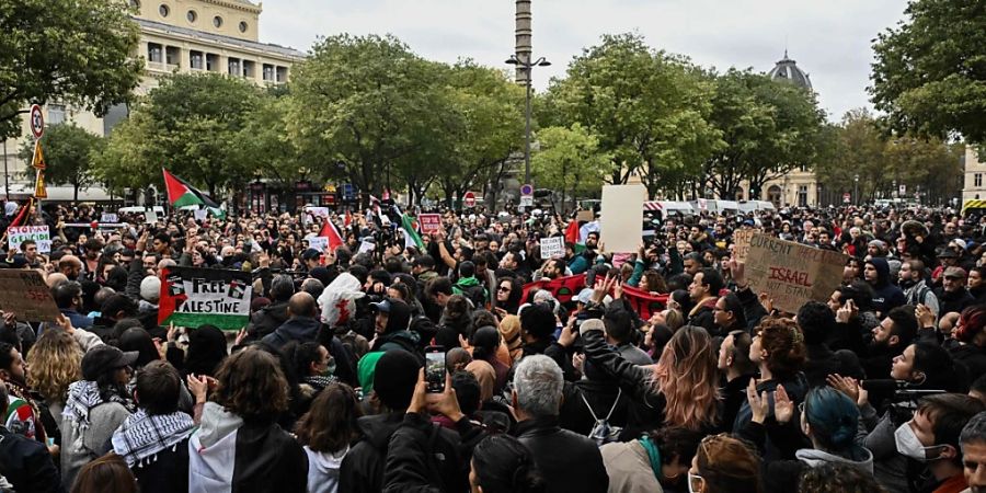 Menschen versammeln sich im Zentrum von Paris, um Solidarität mit dem palästinensischen Volk zu bekunden. Foto: Bertrand Guay/AFP/dpa