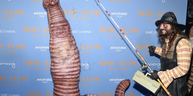 Heidi Klum verkleidete sich im vergangenen Jahr als riesiger Wurm, ihr Ehemann Tom Kaulitz warf sich dazu passend in das Kostüm eines Anglers. halloween heidi klum