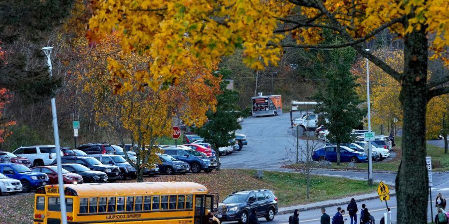 Schüler kehren nach der Bluttat am 25.10.2023 zurück an die Schule in Lewiston.