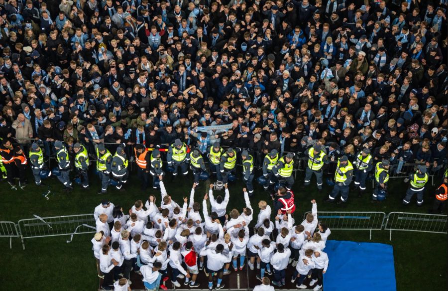 Spieler von Malmö feiern mit den Fans den Titel.