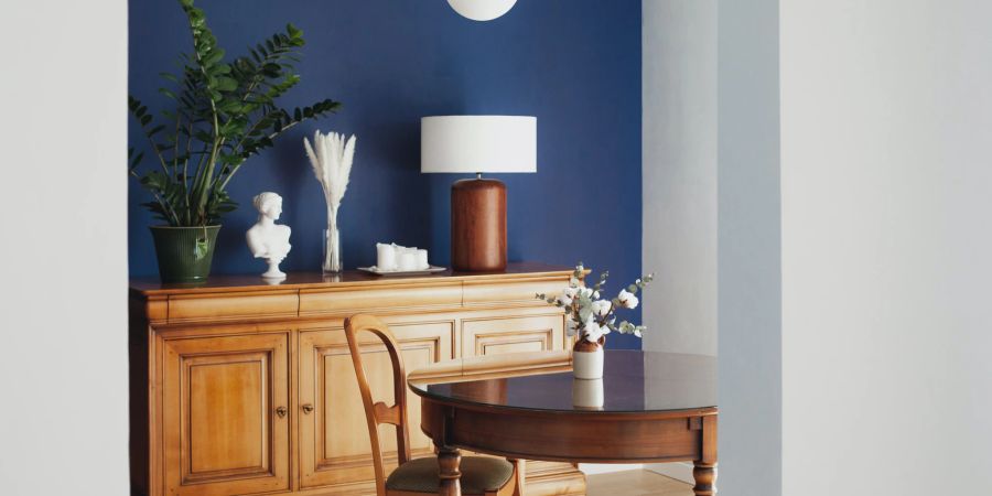 blaue wand in wohnzimmer