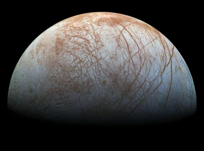 Galileo Galilei bekräftigte Keplers theoretische Widerlegungen des geozentrischen Weltbilds mit handfesten Beweisen. Er hatte es nämlich fertiggebracht, ein Teleskop mit 20-facher Vergrösserung herzustellen und beobachtete damit im Jahre 1610 gleich vier Jupitermonde. Damit war bewiesen, dass es im Kosmos Himmelskörper gab, die sich nicht um die Erde drehten. Der Jupitermond Europa, den wir im Bild sehen, ist bis heute ein hochinteressantes Objekt geblieben, denn Forscher vermuten unter der Eiskruste des Mondes einen Ozean aus flüssigem Wasser, in dem es Leben geben könnte. Aufgenommen wurde das Bild in den späten 1990ern von der Raumsonde Galileo. Weltraumforschung Planetenforschung Planetarium Verkehrshaus