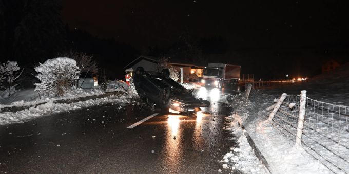 Zuzwil: Auto kippt auf Dach. Auto kippt auf Dach