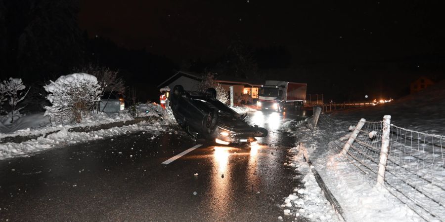 Auto kippt auf Dach