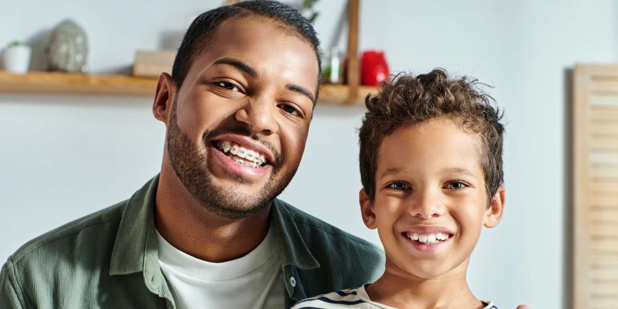 vater und sohn lachen