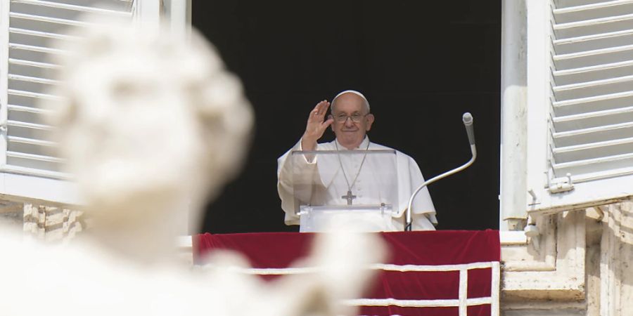 Papst Franziskus hat bei seiner Rede auf dem Petersplatz in Rom von den Hamas die Freilassung aller Geiseln verlangt. Foto: Alessandra Tarantino/AP/dpa