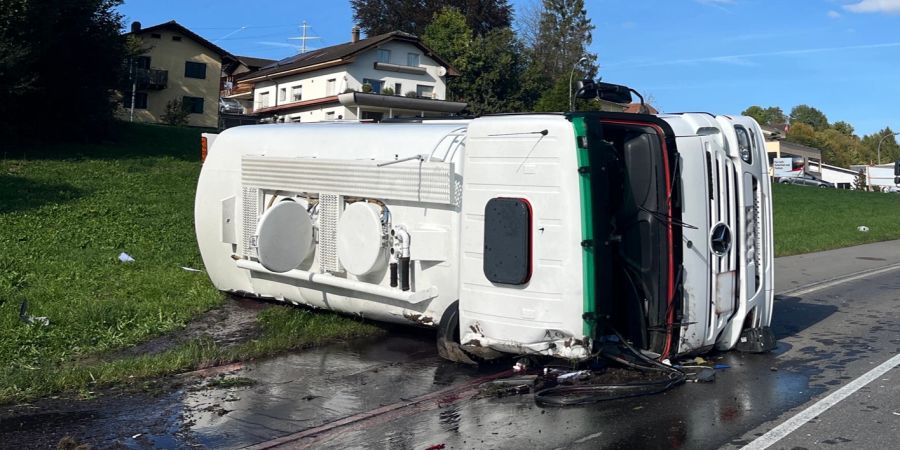 Tankwagen kippt Eschenbach.