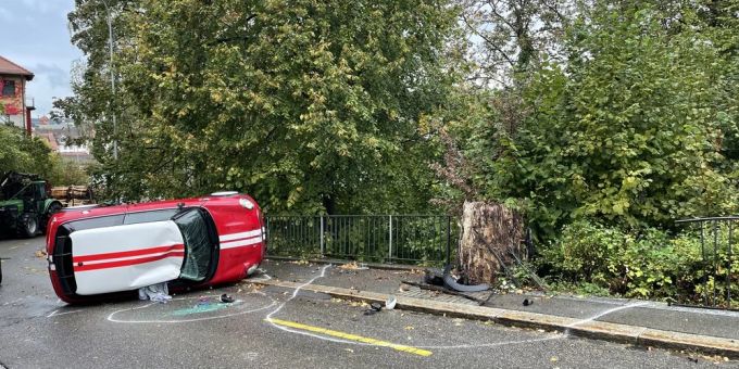 St. Gallen - Auto rollt Strasse hinunter und überschlägt sich
