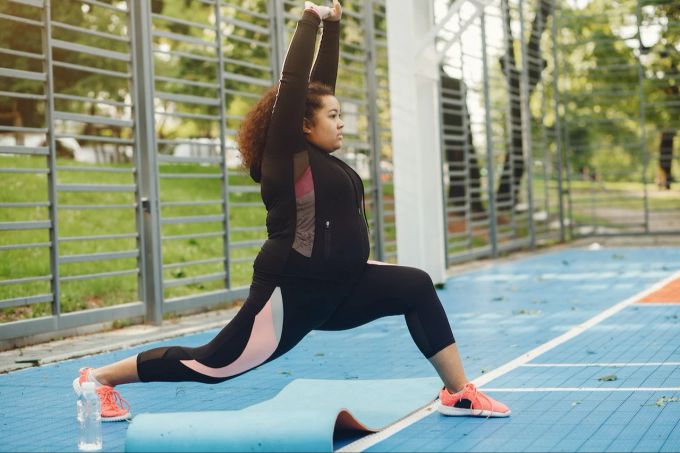 Sport und Bewegung tun bei jeder Körpergrösse gut. Frau trainiert
