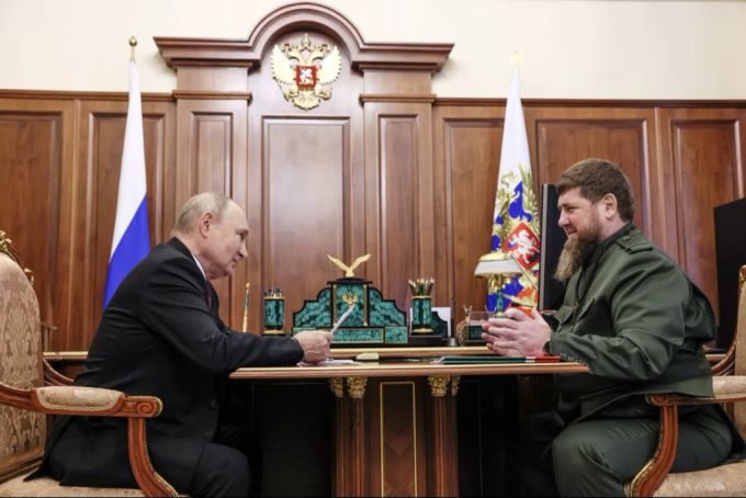 Tschetschenen-Führer Ramsan Kadyrow ist ein wichtiger Vertrauter Putins. Seine Kämpfer sind auch im Ukraine-Krieg aktiv. Kadyrow