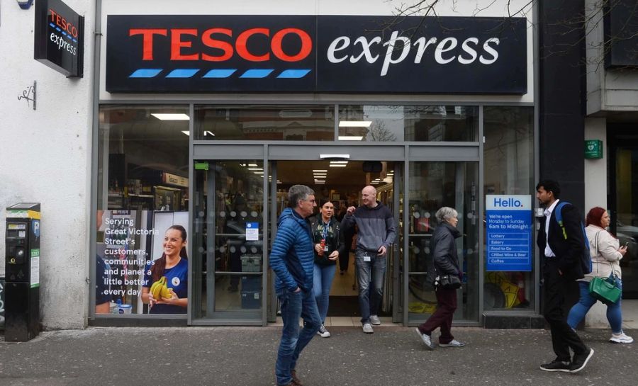 In einer Tesco-Filiale konnte einen Ladendiebstahl verhindert werden. Die Diebe wollten Ware in der Höhe von 3000 britischen Pfund klauen (Symbolbild).