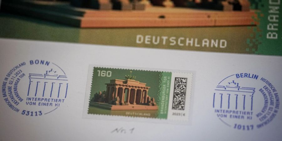 Die erste offizielle Deutschland-Krypto-Briefmarke: Als Motiv zu sehen ist das Brandenburger Tor, wie es von KI dargestellt wurde.