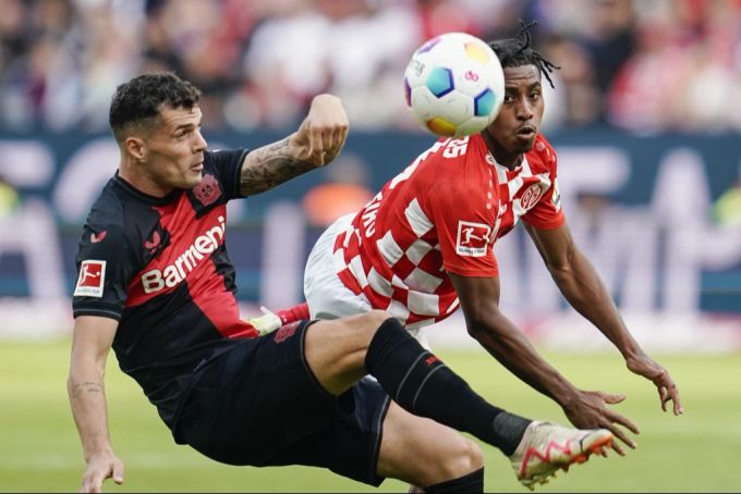Granit Xhaka führt mit Bayer Leverkusen die Tabelle in der Bundesliga an. Granit Xhaka