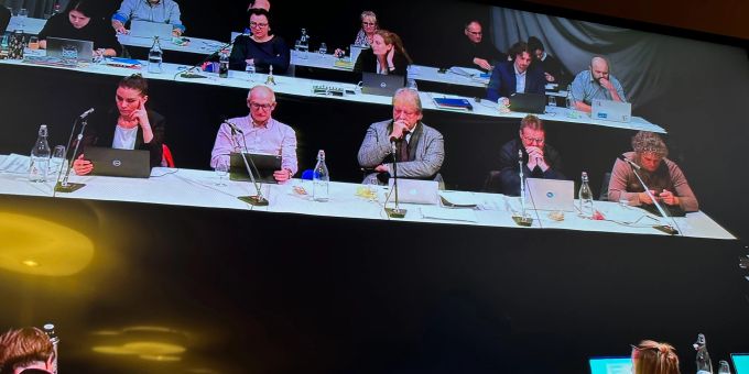 Konsternierte Gesichter statt Freude am gelungenen «Spar-Zaubertrickli» bei Gemeindepräsidentin Tanja Bauer (links) und ihren vier Gemeinderatskollegen. Köniz Rossstall Budget