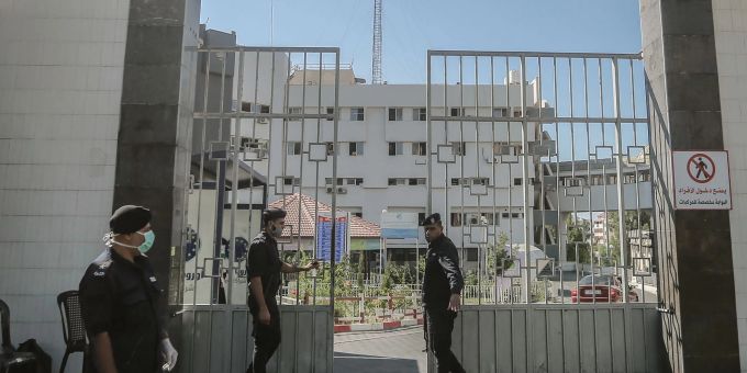 Mitglieder der islamistischen Hamas bewachen die Tore des Schifa-Krankenhaus in Gaza. schifa